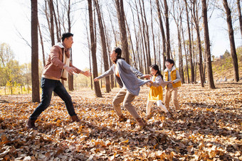秋天幸福家庭在户外做游戏