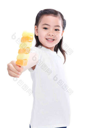 可爱的小女孩拿着冰棍