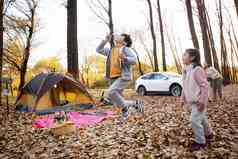 秋天快乐的孩子们和母亲在户外露营