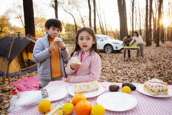 秋天幸福家庭在户外露营野餐