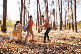 秋天幸福家庭在户外做游戏
