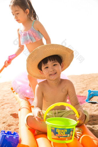 男孩女孩在沙滩上玩耍