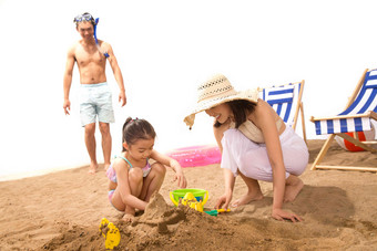 幸福家庭在<strong>沙滩</strong>上玩耍