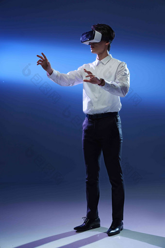 戴VR<strong>眼镜</strong>的商务男士