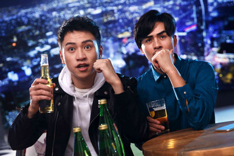 快乐的青年人在酒吧喝酒