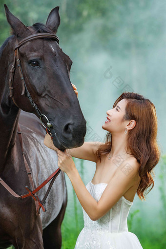 漂亮的年轻女人和马