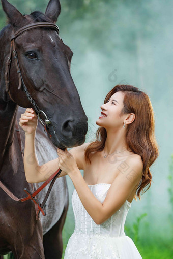 漂亮的青年女人牵着马