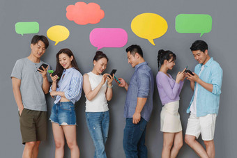 快乐的伴侣用手机<strong>聊天</strong>软件沟通