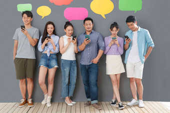 快乐的中青年人用手机<strong>聊天</strong>软件沟通