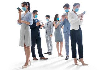 戴口罩的商务人群使用手机