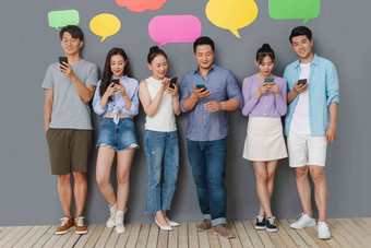 快乐的中青年人用手机聊天软件沟通