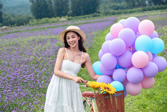 青年女人站在花海里