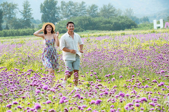 青年夫妇走在<strong>花海</strong>里