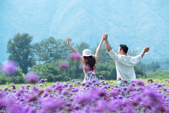 浪漫夫妇站着花海里