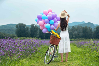 青年女人站在<strong>花海</strong>里