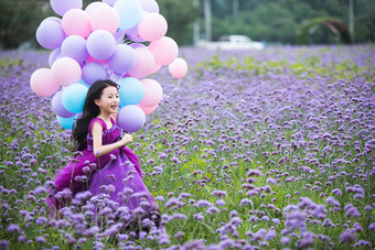 快乐的小女孩在<strong>花海</strong>里奔跑