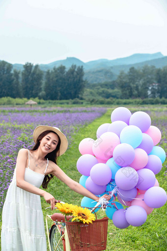 青年女人在<strong>花海</strong>里骑自行车