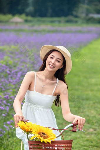 青年女人在花海里骑自行车