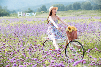 青年女人在<strong>花海</strong>里骑自行车