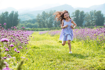 快乐的小女孩在<strong>花海</strong>里奔跑