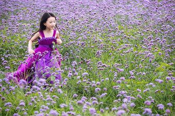 快乐的小女孩在<strong>花海</strong>里奔跑