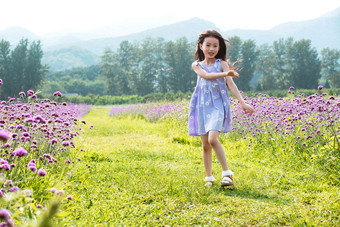 快乐的小女孩在<strong>花海</strong>里奔跑