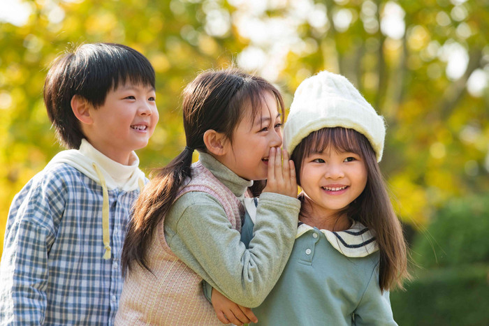 两个小女孩说悄悄话帽子镜头