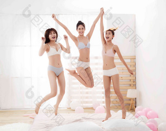 闺蜜在卧室玩耍跳跃