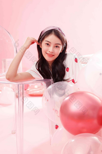 漂亮的年轻女孩和气球