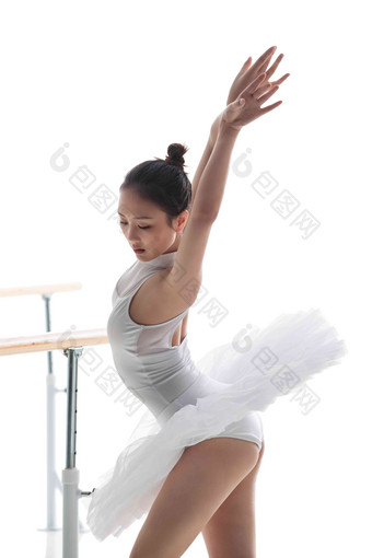 青年女人练习跳芭蕾舞