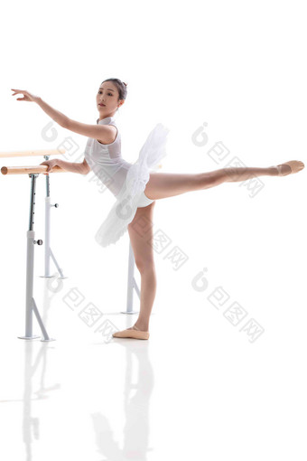 练习跳芭蕾的青年女人