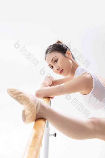 练习跳芭蕾的青年女人