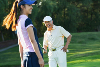 青年人女人和老年人在高尔夫球场