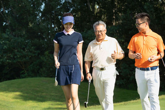 高尔夫球场上青年人和老年人一起交流高尔夫