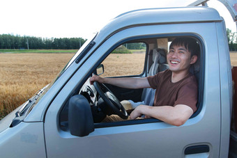 农民驾驶农用机动车