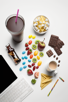 白色办公桌摆放零食饮料摄影图数字艺术32