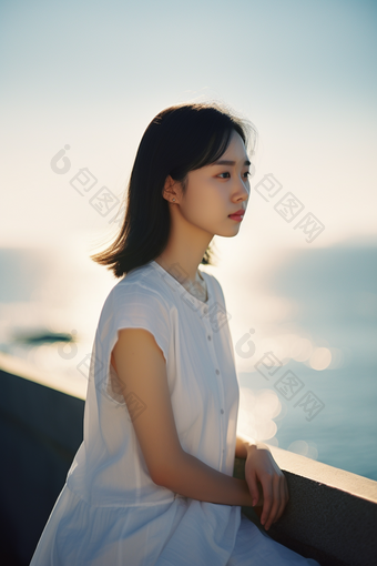 海边穿白色裙子女生唯美摄影年轻<strong>清</strong>秀