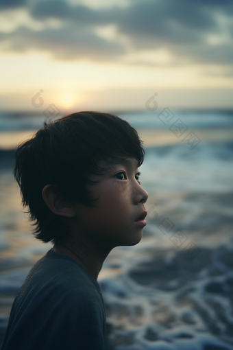 海滩边凝视远方的男孩<strong>青春</strong>忧郁