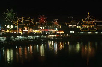 中国<strong>上海</strong>yuang花园茶馆古<strong>老</strong>的购物区域湖晚上