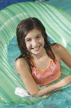 肖像可爱的女孩浮动充气环游泳池