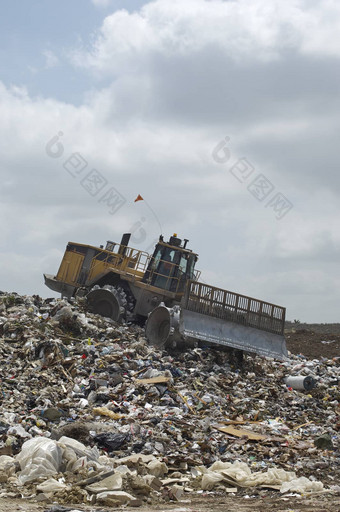 挖掘机移动垃圾垃圾填埋场