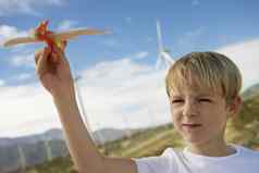 男孩玩玩具滑翔机风车农场
