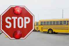 特写镜头停止标志学校公共汽车停停车很多
