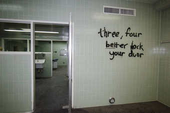涂鸦空淋浴房间墙医院