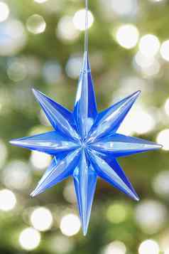 特写镜头蓝色的明星形状圣诞节点缀