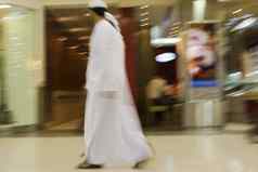 迪拜阿联酋但传统上穿着圆柱体gutras白色长袍头饰