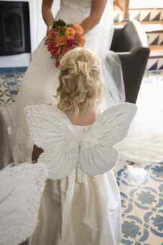 女孩穿蝴蝶翅膀婚礼仪式