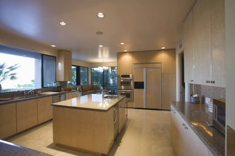视图宽敞的厨房岛房子