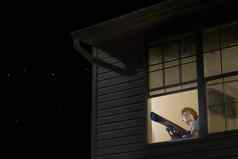 十几岁的男孩望远镜开放窗口晚上天空