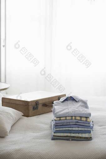 熨折叠衬衫床上手提箱卧室
